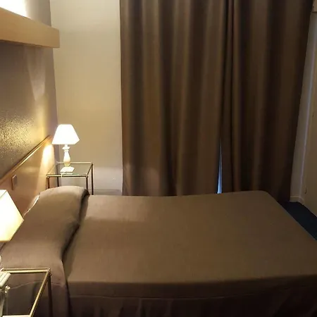 Hotell Courbet Juan-les-Pins